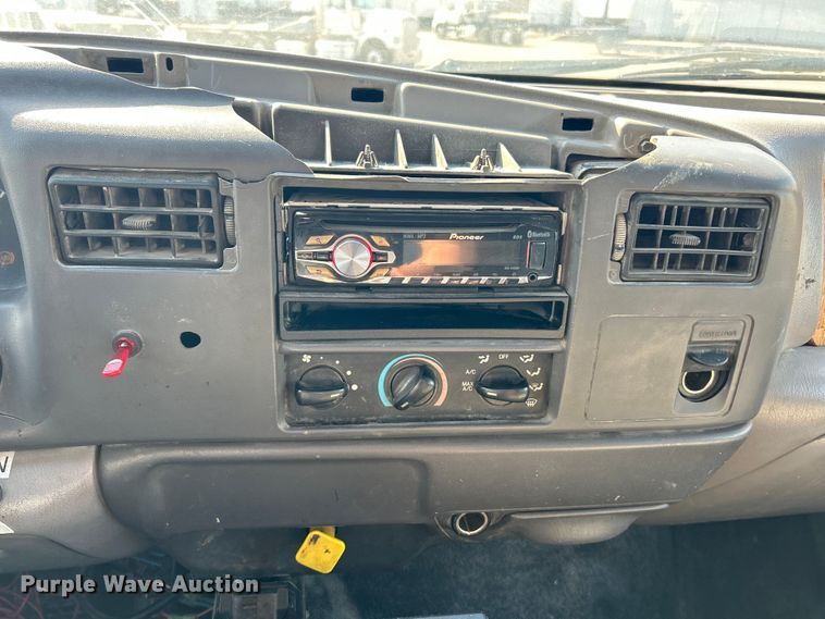 image for item ET3353 2000 Ford F750 dump truck