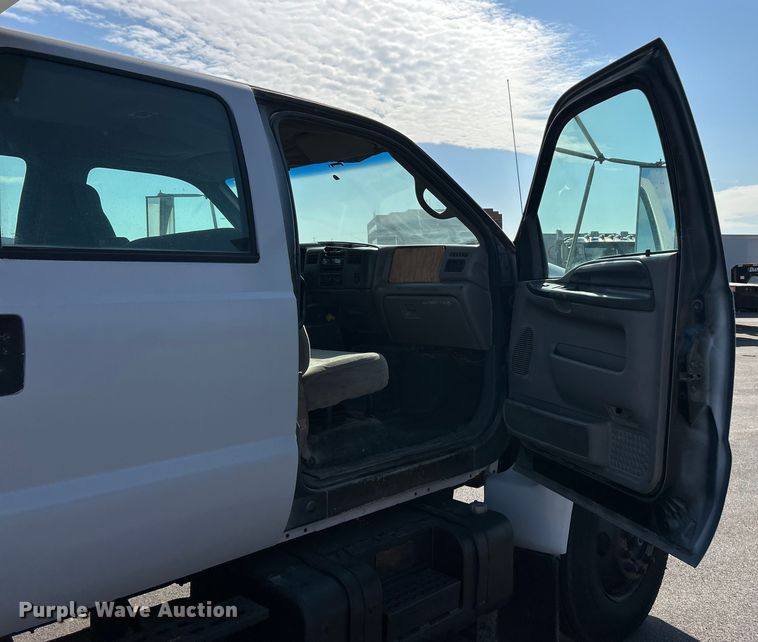 image for item ET3353 2000 Ford F750 dump truck