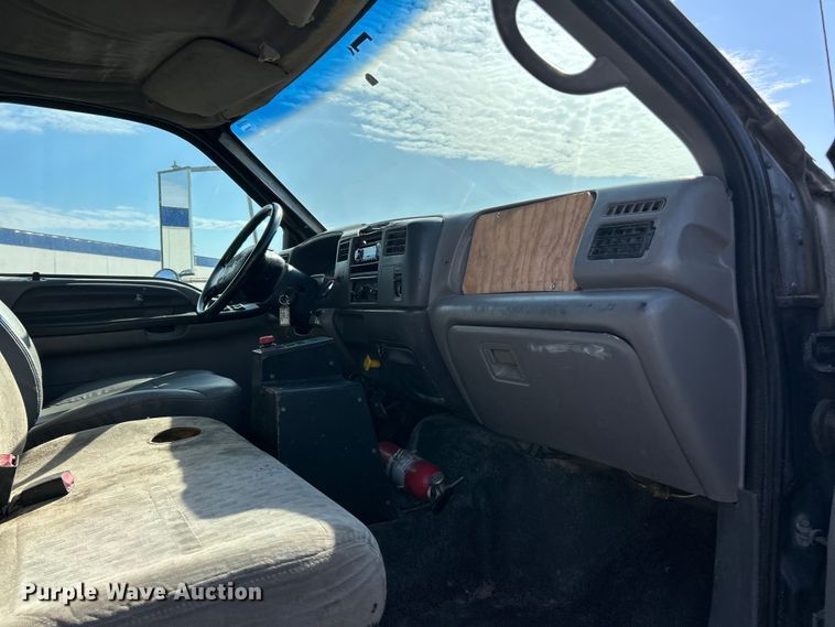 image for item ET3353 2000 Ford F750 dump truck