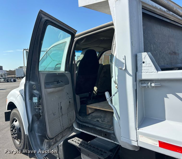 image for item ET3353 2000 Ford F750 dump truck