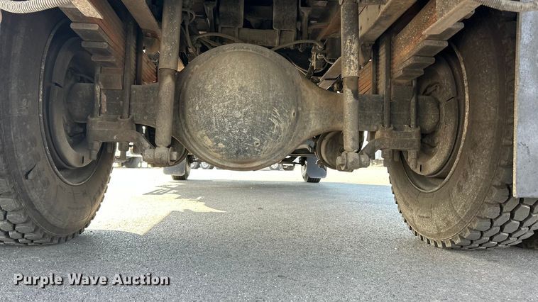 image for item ET3353 2000 Ford F750 dump truck