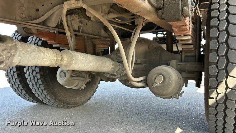 image for item ET3353 2000 Ford F750 dump truck