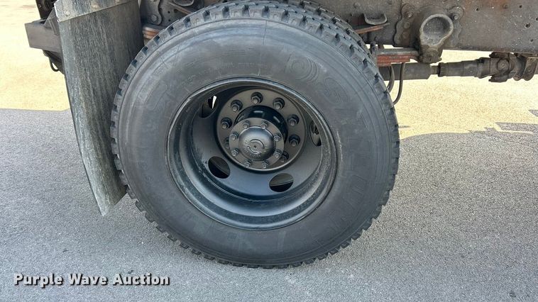 image for item ET3353 2000 Ford F750 dump truck