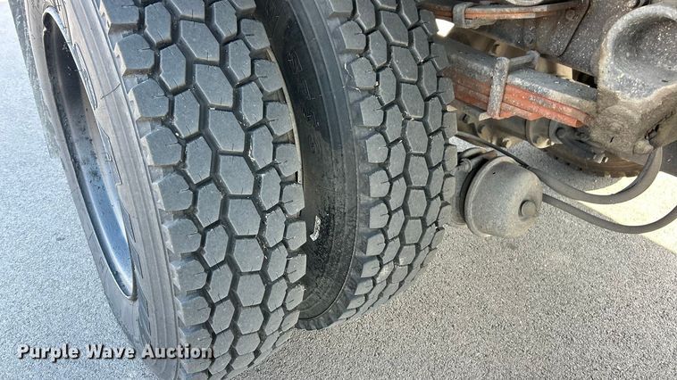 image for item ET3353 2000 Ford F750 dump truck