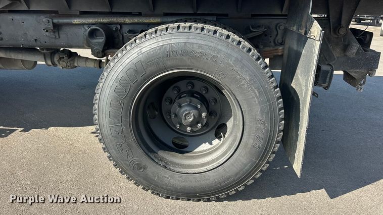 image for item ET3353 2000 Ford F750 dump truck