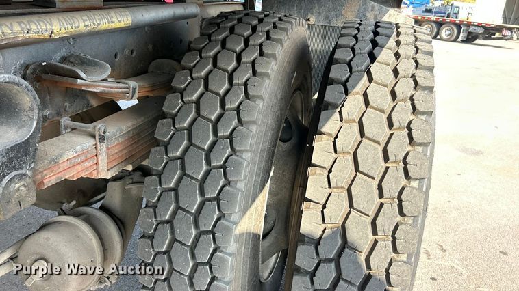 image for item ET3353 2000 Ford F750 dump truck