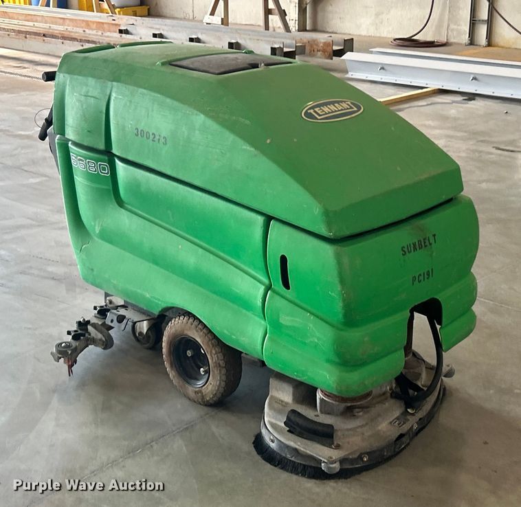 image for item ET3363 Tennant 5680 floor scrubber