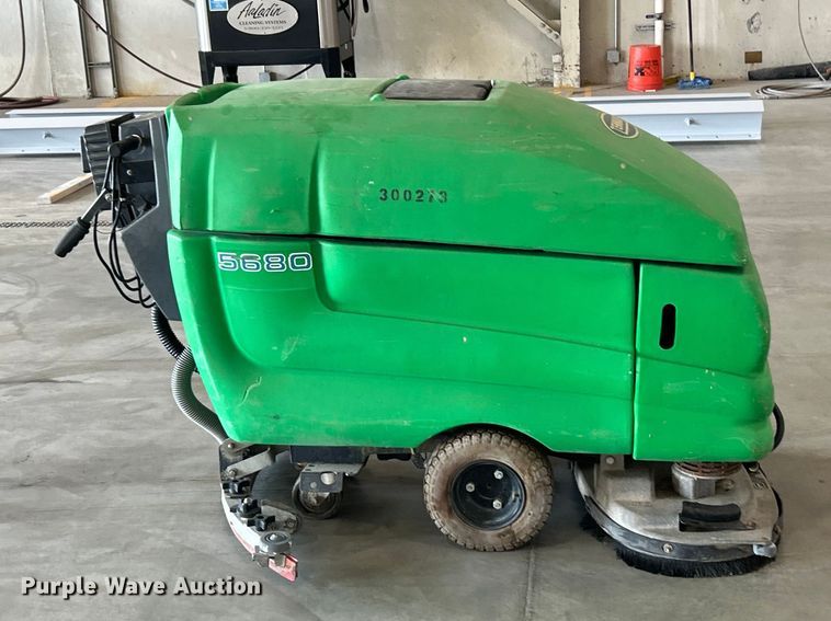 image for item ET3363 Tennant 5680 floor scrubber