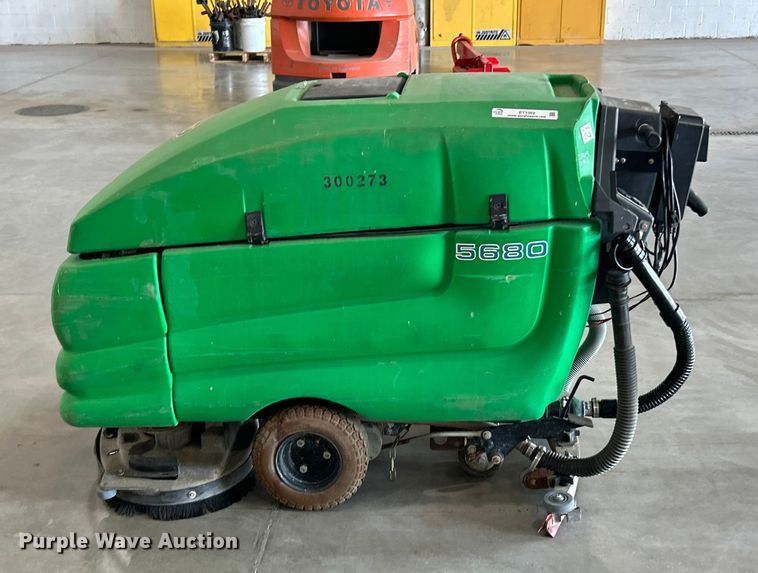 image for item ET3363 Tennant 5680 floor scrubber