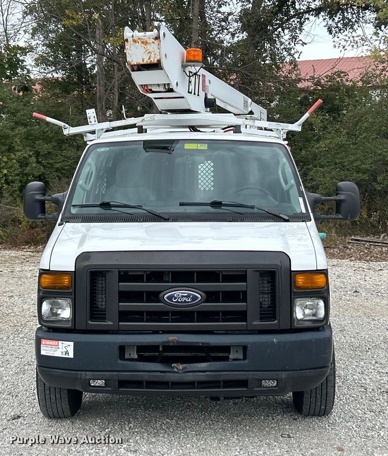 image for item ET3396 2010 Ford E350 Super Duty van with bucket lift