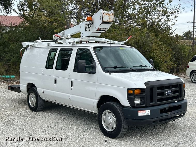 image for item ET3396 2010 Ford E350 Super Duty van with bucket lift