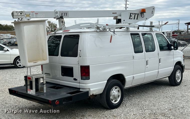 image for item ET3396 2010 Ford E350 Super Duty van with bucket lift