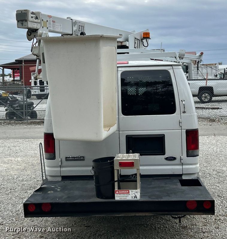 image for item ET3396 2010 Ford E350 Super Duty van with bucket lift