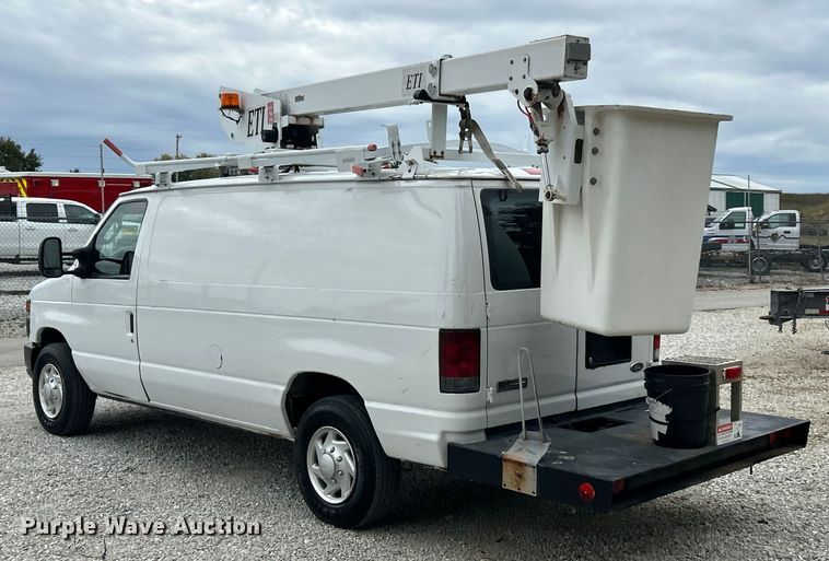 image for item ET3396 2010 Ford E350 Super Duty van with bucket lift