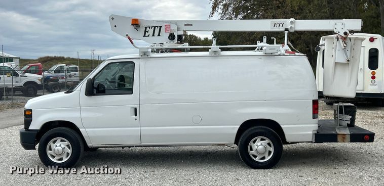 image for item ET3396 2010 Ford E350 Super Duty van with bucket lift