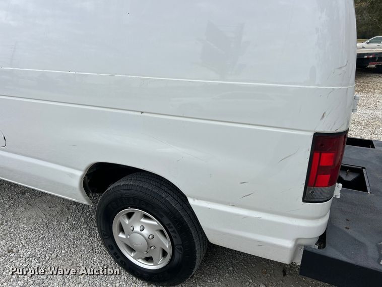 image for item ET3396 2010 Ford E350 Super Duty van with bucket lift