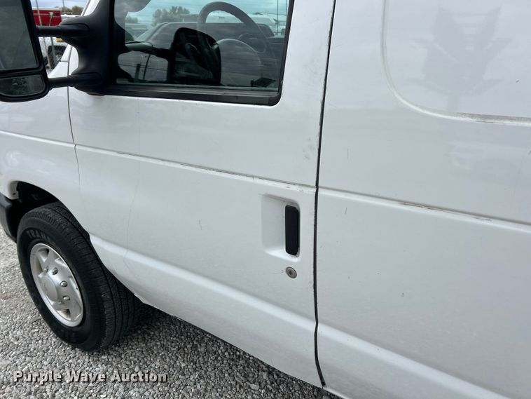 image for item ET3396 2010 Ford E350 Super Duty van with bucket lift