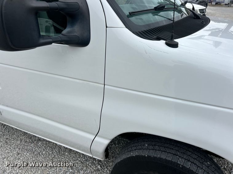 image for item ET3396 2010 Ford E350 Super Duty van with bucket lift