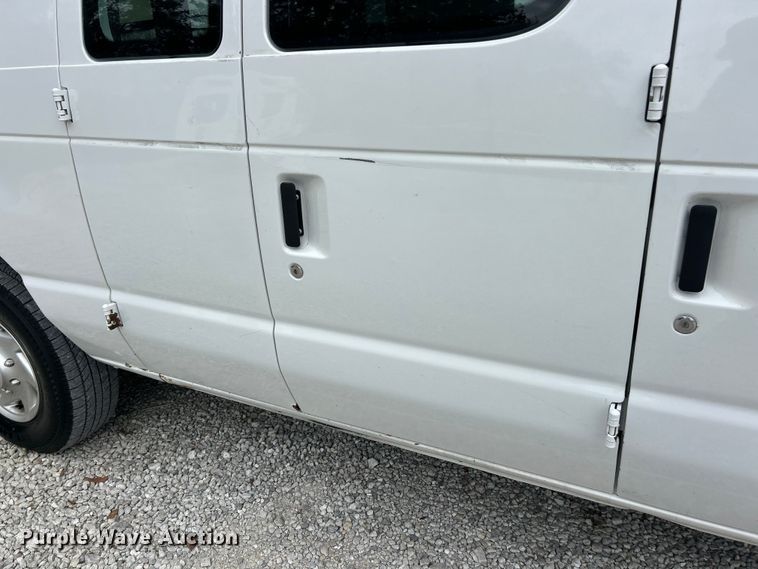 image for item ET3396 2010 Ford E350 Super Duty van with bucket lift