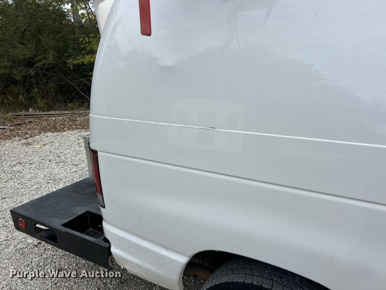 image for item ET3396 2010 Ford E350 Super Duty van with bucket lift