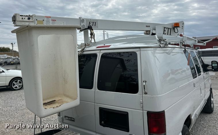 image for item ET3396 2010 Ford E350 Super Duty van with bucket lift