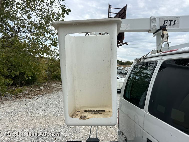 image for item ET3396 2010 Ford E350 Super Duty van with bucket lift