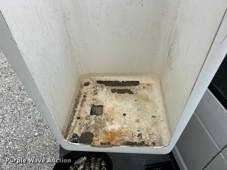 image for item ET3396 2010 Ford E350 Super Duty van with bucket lift