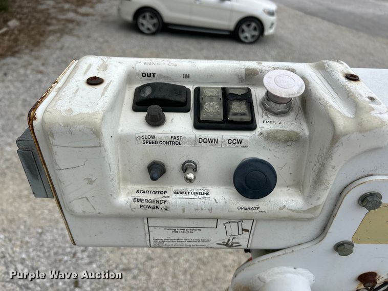 image for item ET3396 2010 Ford E350 Super Duty van with bucket lift