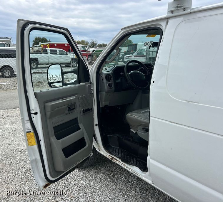 image for item ET3396 2010 Ford E350 Super Duty van with bucket lift