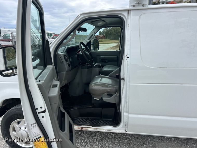 image for item ET3396 2010 Ford E350 Super Duty van with bucket lift