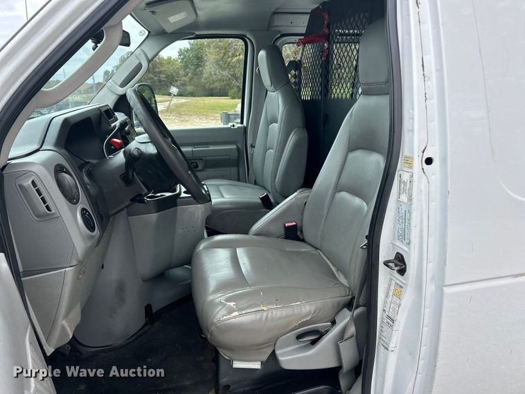 image for item ET3396 2010 Ford E350 Super Duty van with bucket lift