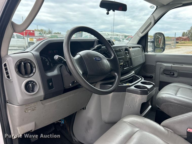 image for item ET3396 2010 Ford E350 Super Duty van with bucket lift