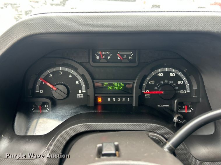 image for item ET3396 2010 Ford E350 Super Duty van with bucket lift