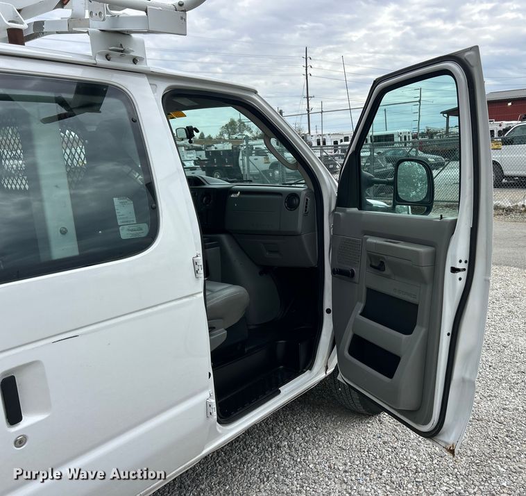 image for item ET3396 2010 Ford E350 Super Duty van with bucket lift