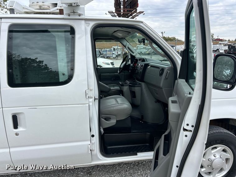 image for item ET3396 2010 Ford E350 Super Duty van with bucket lift