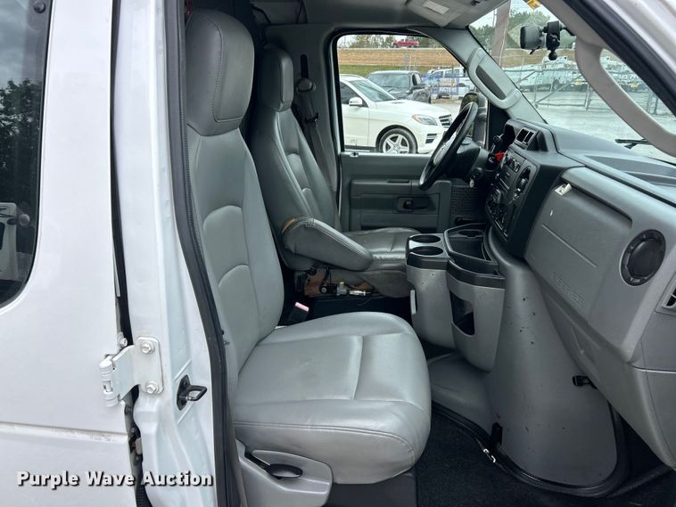 image for item ET3396 2010 Ford E350 Super Duty van with bucket lift