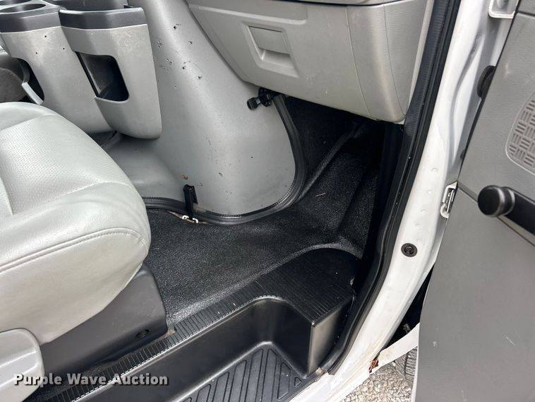 image for item ET3396 2010 Ford E350 Super Duty van with bucket lift