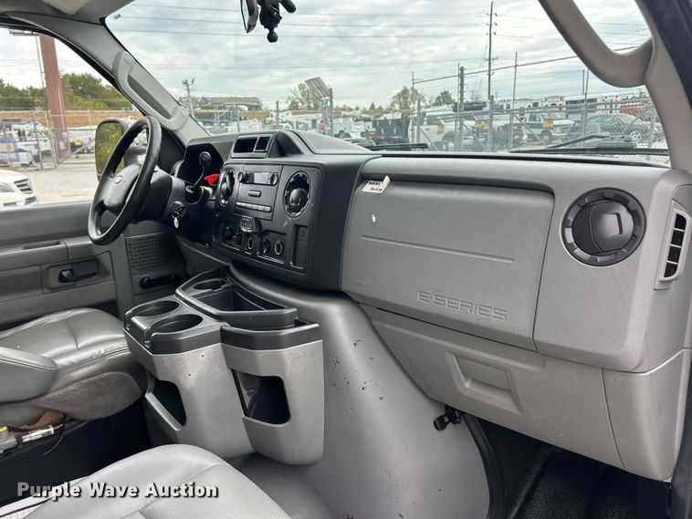 image for item ET3396 2010 Ford E350 Super Duty van with bucket lift