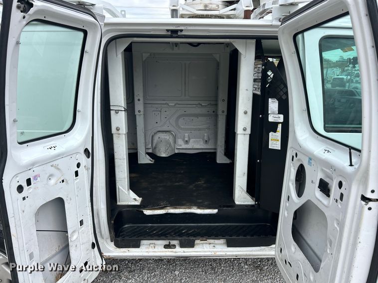 image for item ET3396 2010 Ford E350 Super Duty van with bucket lift