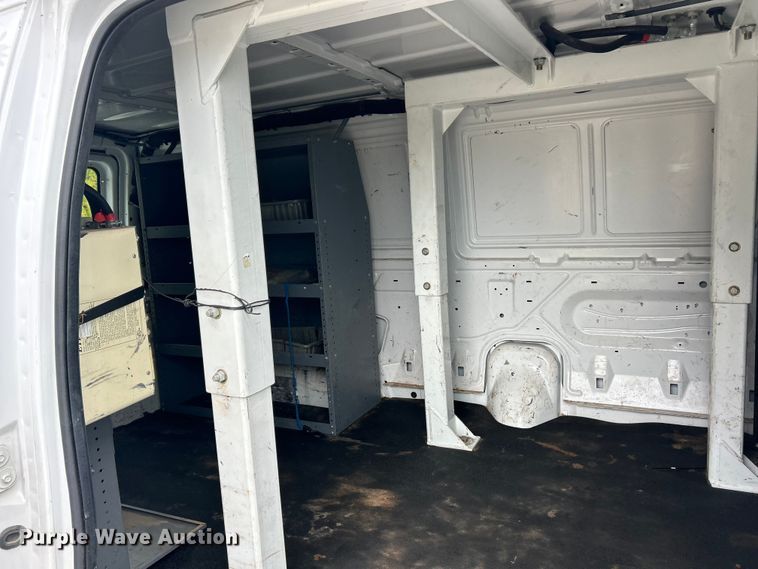 image for item ET3396 2010 Ford E350 Super Duty van with bucket lift