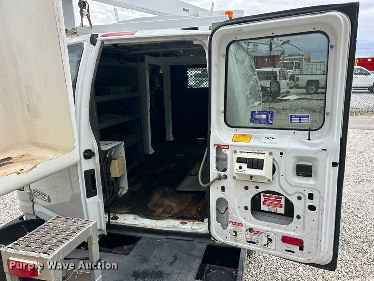 image for item ET3396 2010 Ford E350 Super Duty van with bucket lift