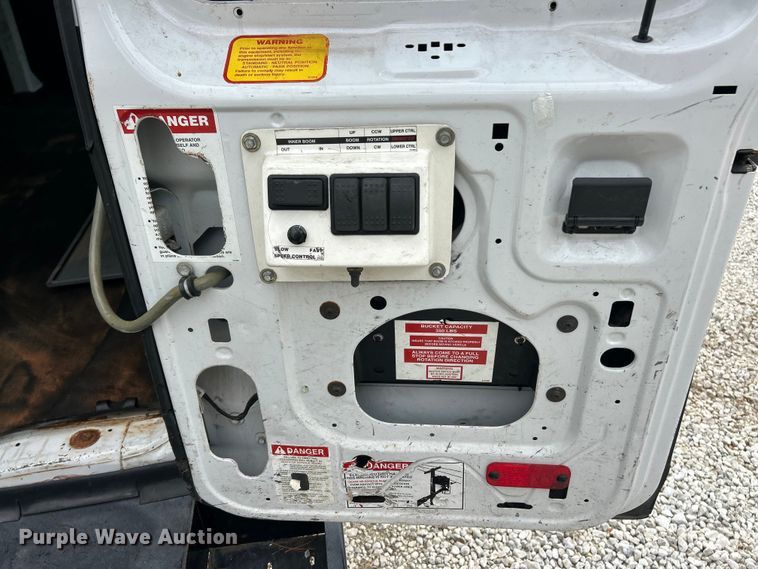 image for item ET3396 2010 Ford E350 Super Duty van with bucket lift