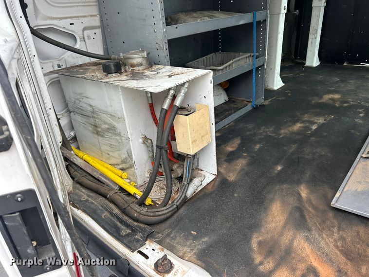 image for item ET3396 2010 Ford E350 Super Duty van with bucket lift