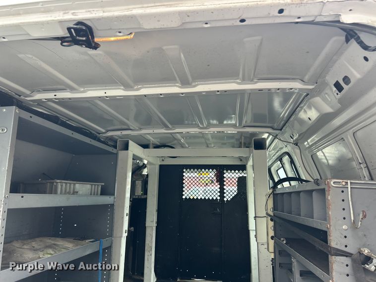 image for item ET3396 2010 Ford E350 Super Duty van with bucket lift