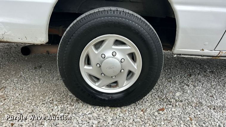 image for item ET3396 2010 Ford E350 Super Duty van with bucket lift