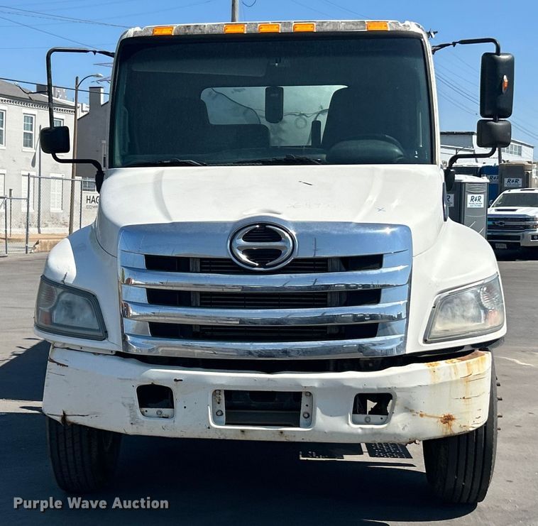 image for item ET3451 2013 Hino 268 tank truck