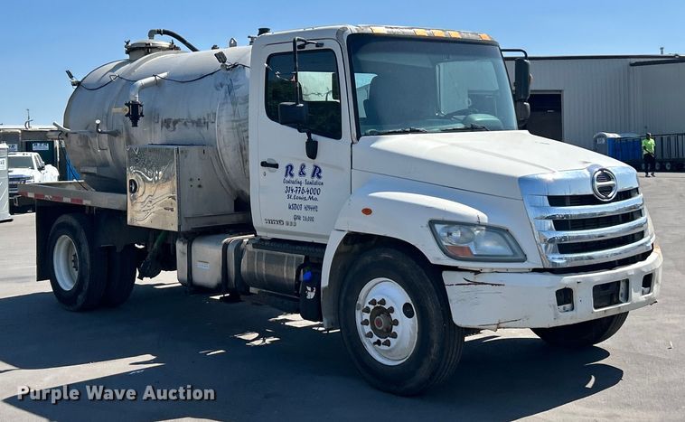 image for item ET3451 2013 Hino 268 tank truck