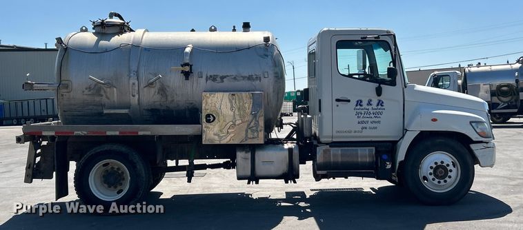 image for item ET3451 2013 Hino 268 tank truck