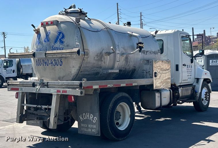 image for item ET3451 2013 Hino 268 tank truck