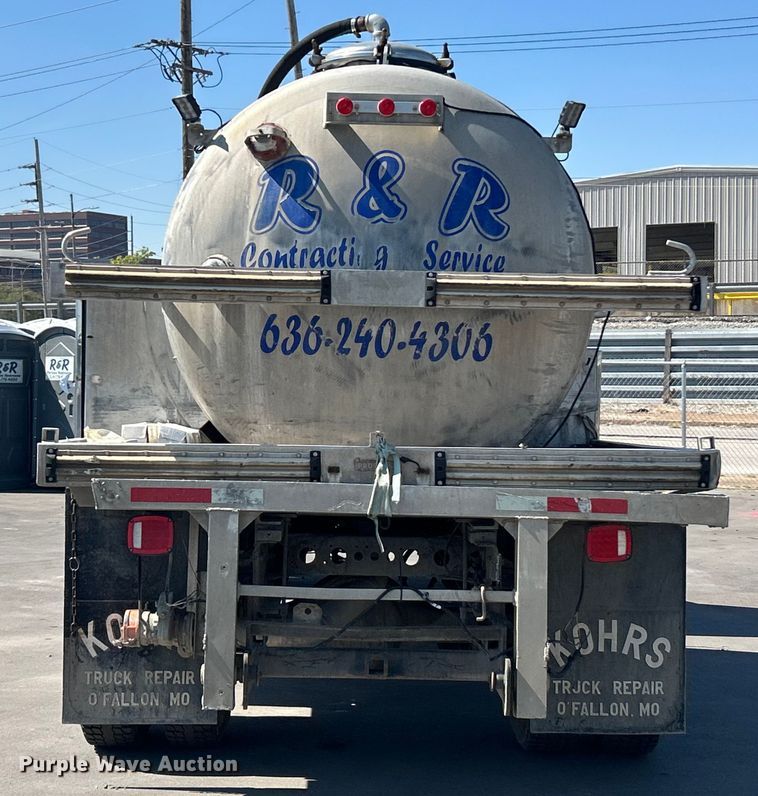 image for item ET3451 2013 Hino 268 tank truck